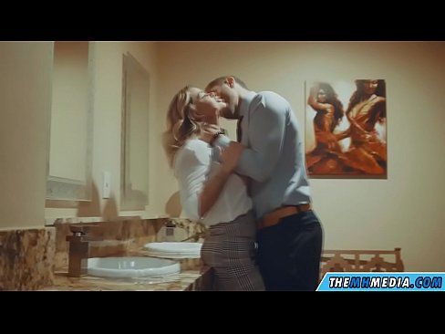 ❤️ ווען אַ באַסטי בלאָנדע סידוס איר אין אַ ציבור אָפּטריט ️❌ פּאָרנאָ פב ביי אונדז ️❤